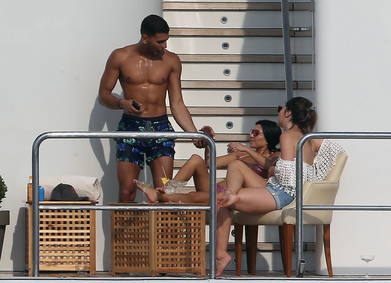 Toda la semana, las hermanas Kendall Jenner y Kourtney Kardashian han sido vistas disfrutando del sol en un yate en la localidad francesa de Antibes. Kourtney ha estado con su novio, Younnes, mientras Kendall Jenner ha optado por broncearse y pasear sobre un paddleboard y un jet-ski.