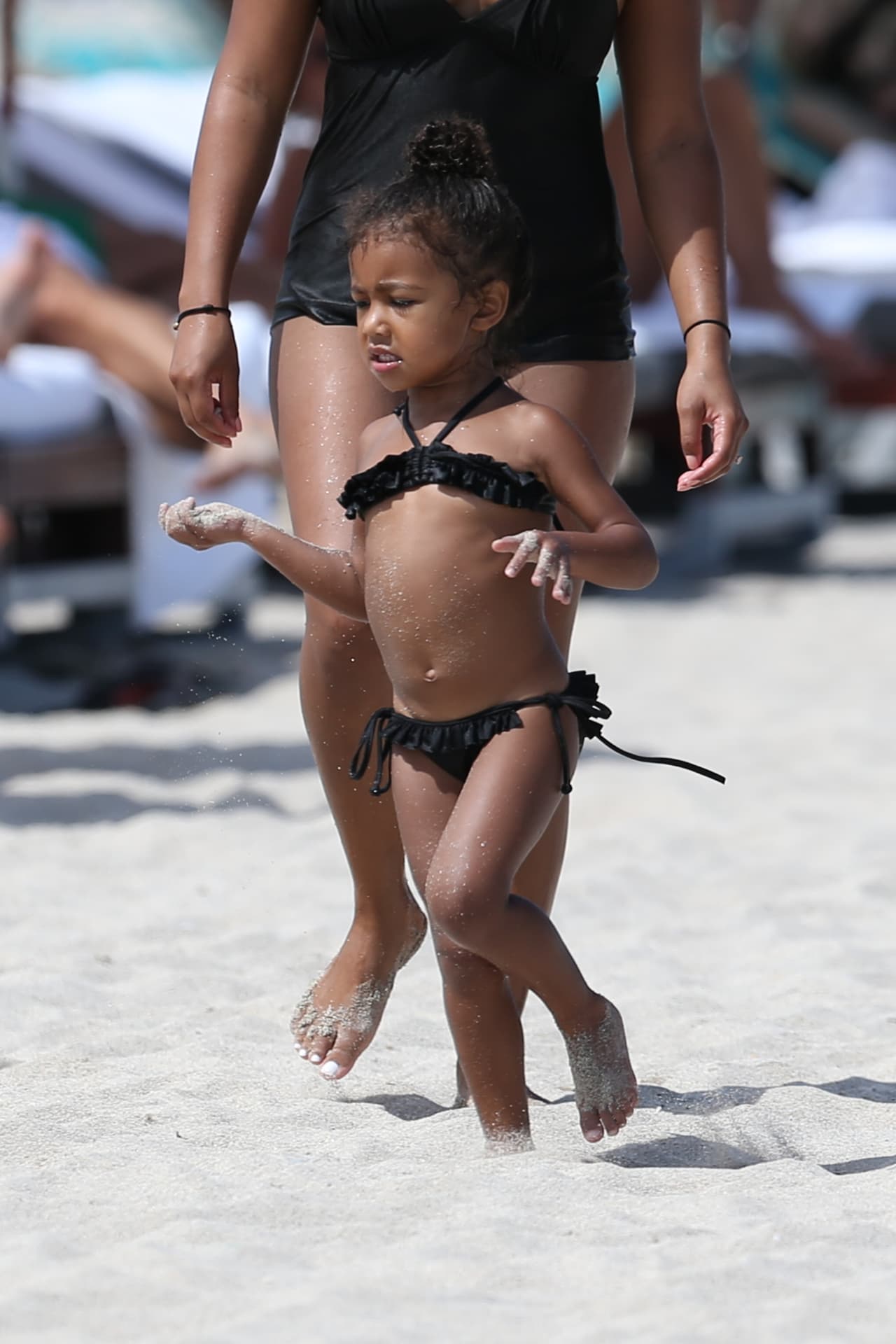 Corrió en la arena, brincó sobre las olas y se dio un chapuzón.