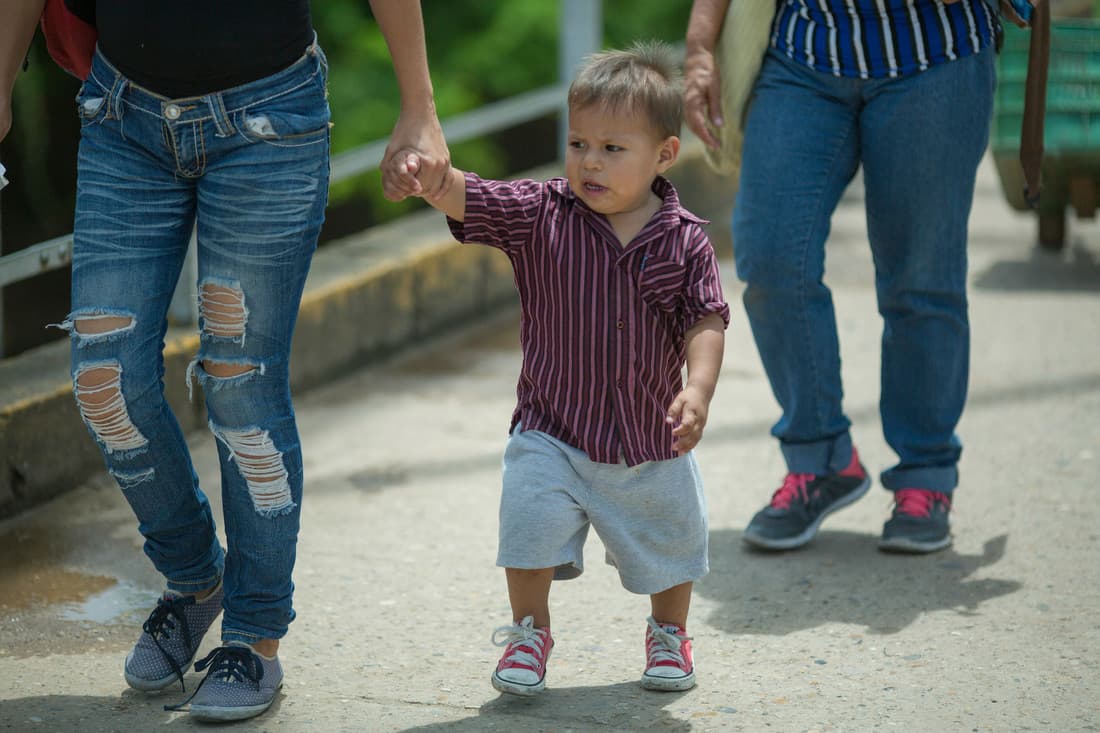 Olas de personas cruzan a diario el puente fronterizo Puerto Santander. Pero también utilizan las decenas de cruces ilegales. Esos, según el informe de CARE, son los más peligrosos.