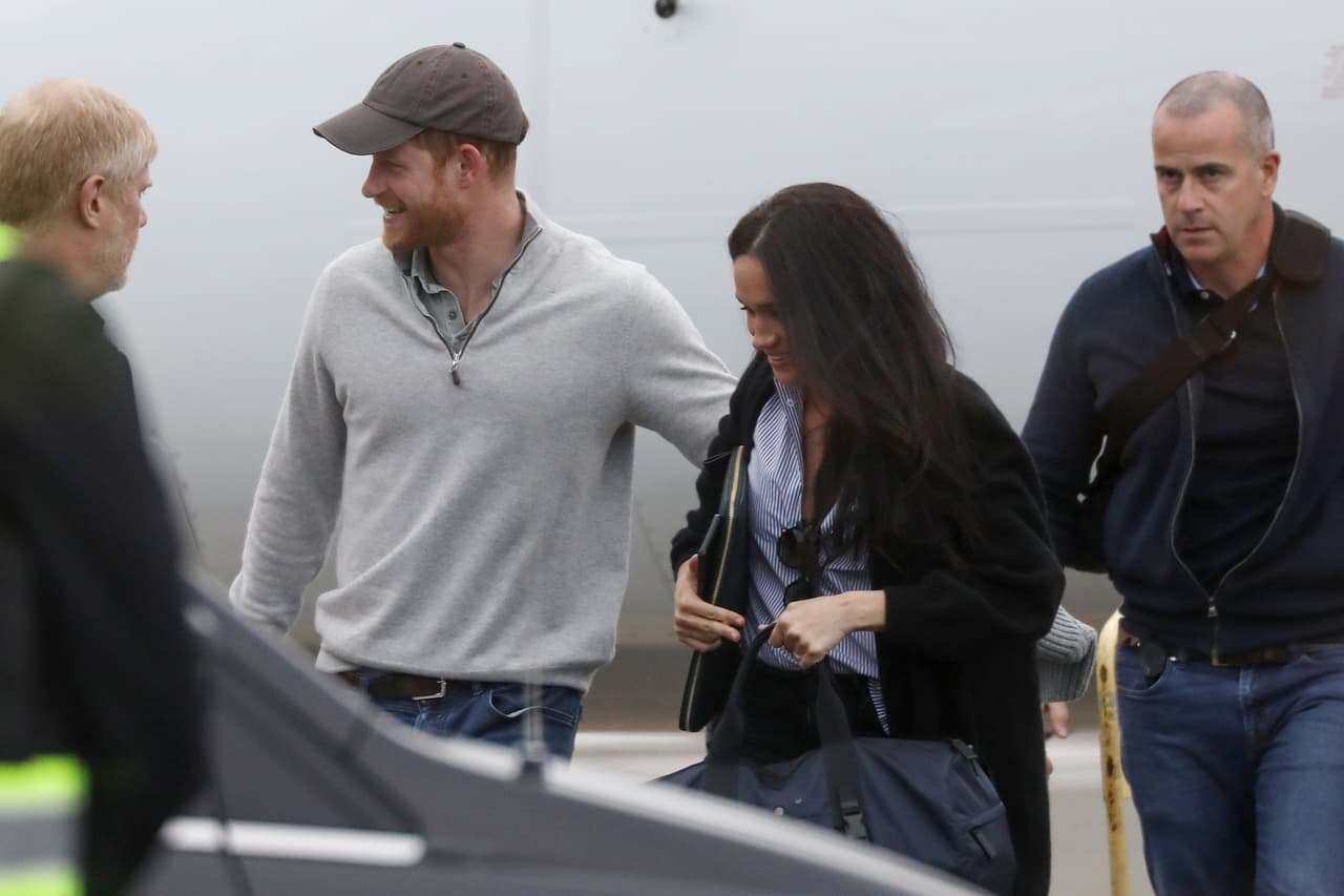 En Canadá estaba abierto un 
<b><a href="https://www.univision.com/famosos/sondeo-refleja-que-en-canada-no-estan-contentos-con-la-mudanza-de-meghan-markle-y-el-principe-harry-fotos" target="_blank">debate público</a></b> en el que se cuestionaba si el gobierno debía pagar, con dinero de los contribuyentes, por la seguridad del matrimonio 
<b><a href="https://www.univision.com/famosos/la-felicitacion-de-ano-nuevo-del-principe-harry-y-meghan-markle-con-una-foto-nueva-y-adorable-de-archie-fotos" target="_blank">y su hijo Archie Harrison. </a></b>
<br>