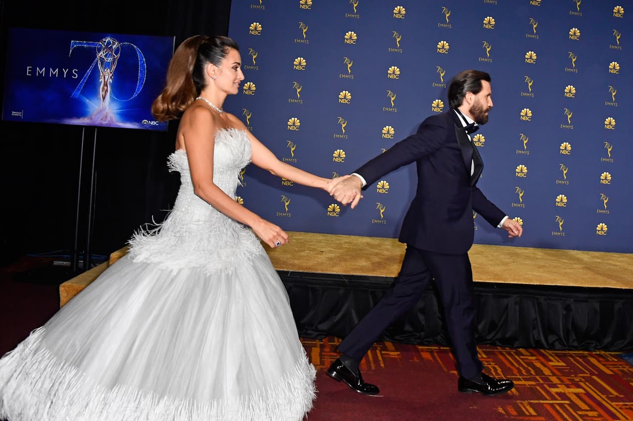 El encantador atuendo era de tono gris perla, cubierto por plumas. En las redes sociales fue comparada con el atuendo de una princesa cisne. En aquel momento la estrella española obtuvo una nominación a Mejor Actriz de reparto por su papel en la miniserie 'El asesinato de Gianni Versace'.