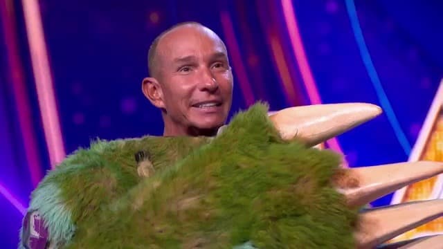 A pesar de que Adrián Uribe no lo creía posible, pues son muy buenos amigos, Perezoso resultó ser Erick Rubín, quien nos regaló una última presentación ya sin máscara, que hasta incluyó una divertida caída.