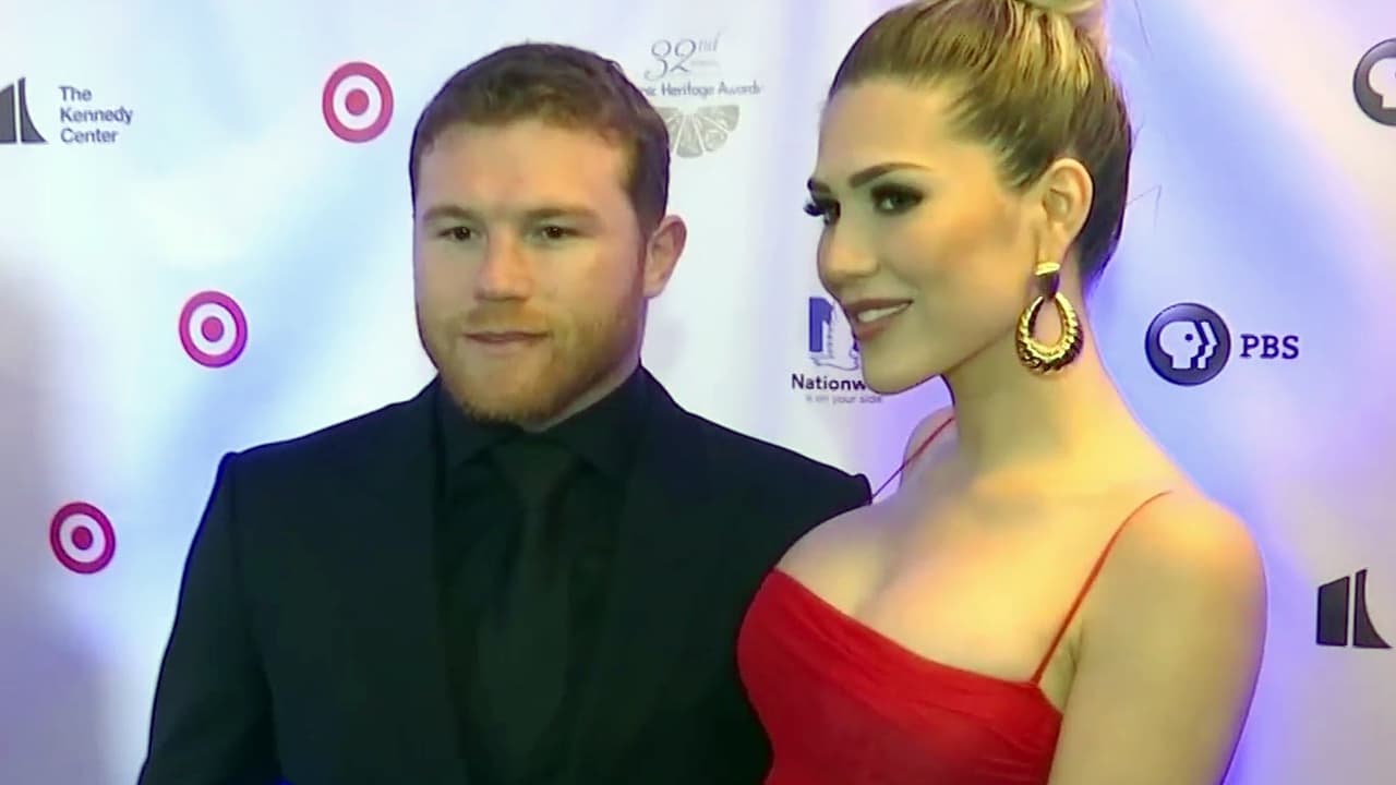 Orgulloso y de la mano de su novia, 'Canelo' llegó a recibir su premio a la gala de la Hispanic Heritage Foundation