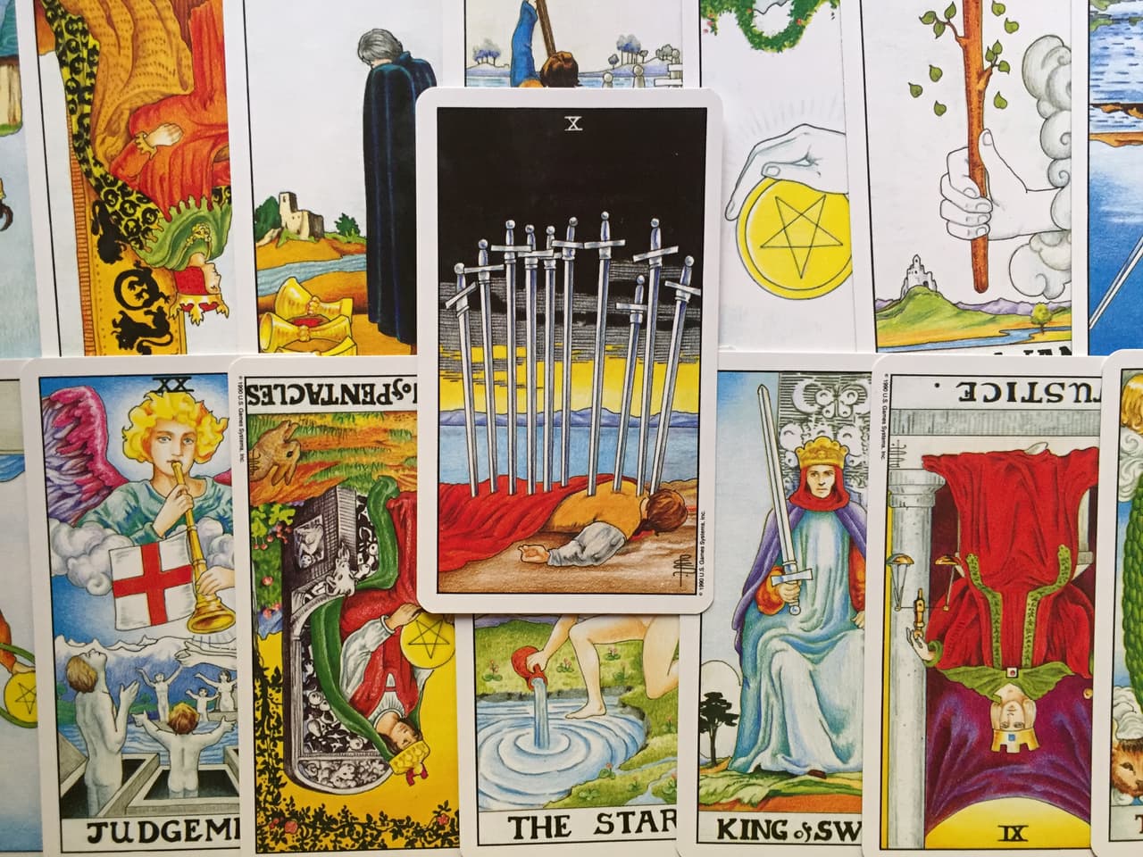 El diez de espadas habla de un proceso o situación en nuestras vidas que llegará a su fin. Será un momento doloroso en algún aspecto de tu existencia, sobre todo que no venías anticipando. Por eso mismo, habla de un fracaso o derrota que te dejará 'sin vida'.