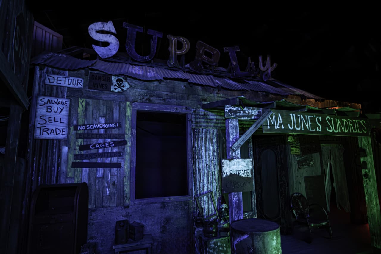 <b>Fallout - Efectos especiales, iluminación y sonidos ambientales simulan un ambiente tóxico y peligroso, obligando a los visitantes a estar alerta mientras exploran este mundo desolado y lleno de mutaciones.</b>