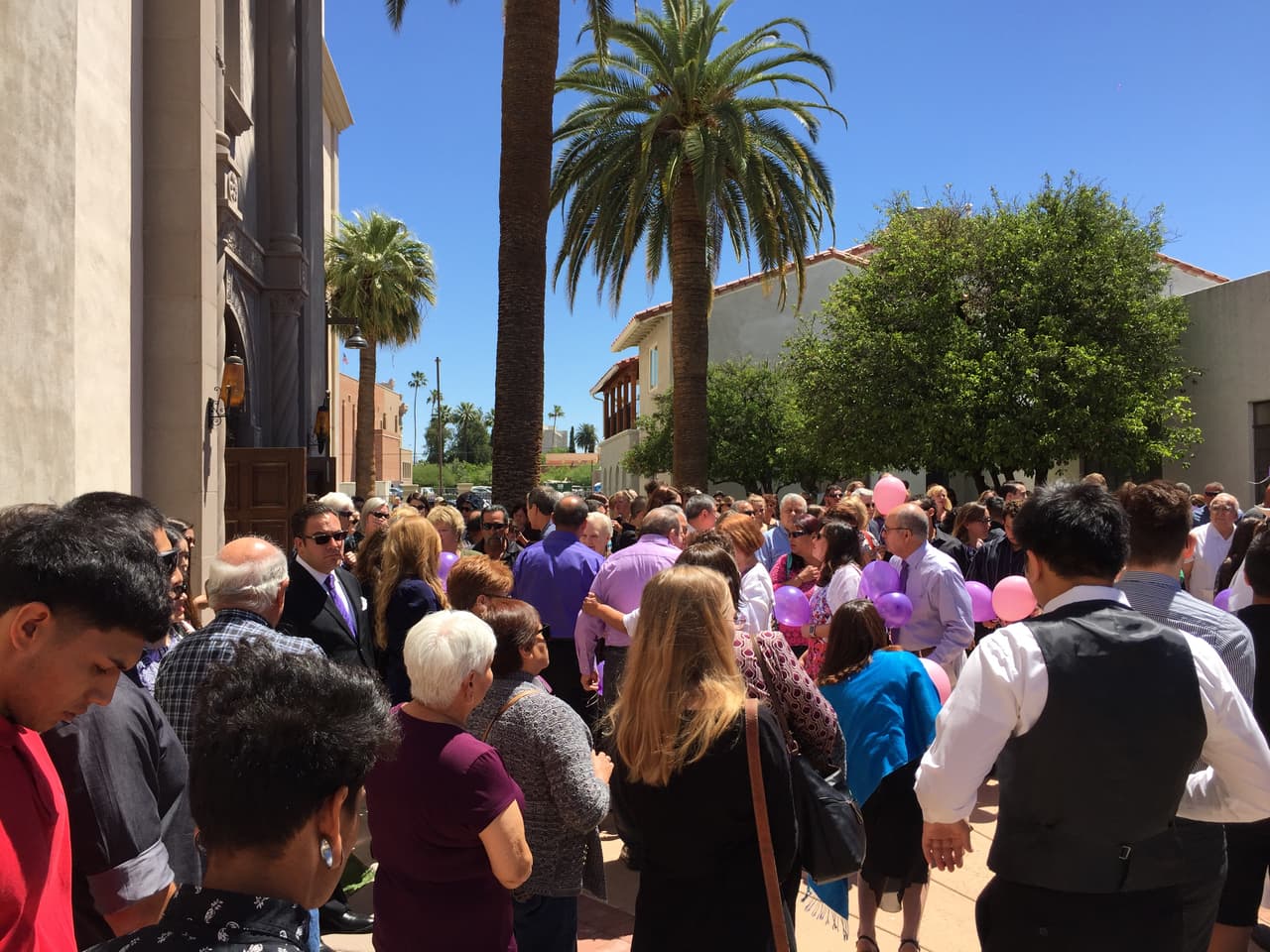 Decenas de personas llegaron a la iglesia para despedir a Isabel.