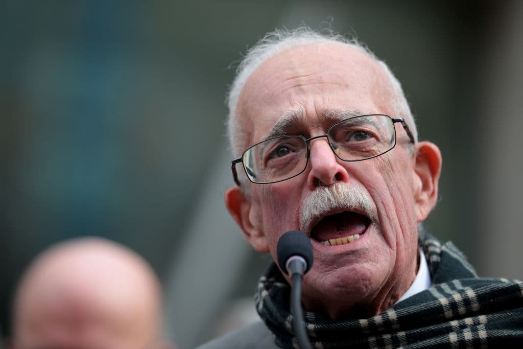 El representante Gerry Connolly durante una conferencia de prensa frente a la sede de la USAID en Washington DC en febrero.
