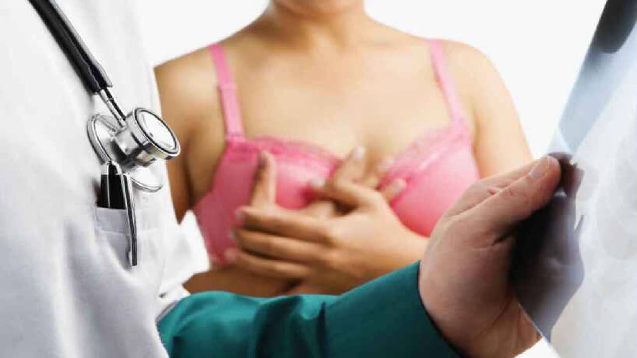 En caso de presentar algún síntoma o detectar cualquier anormalidad, 
<b>acuda de inmediato con su médico</b> para recibir un diagnóstico y tratamiento adecuado. Para más información consulte a un especialista o visite la página de los 
<a href="https://www.cdc.gov/spanish/cancer/breast/basic_info/index.htm" target="_blank">Centros para el Control y la Prevención de Enfermedades </a>donde encontrará recursos de interés.