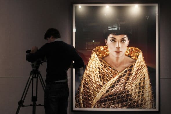 "Todo nació de una foto que había hecho para la portada del 'Sunday Times'. Una foto de moda. (...) Michael Jackson vio esa foto cuando salió en la prensa un domingo en Londres. Se enamoró de ella y quería encontrar al fotógrafo que la hizo", relató el artista.