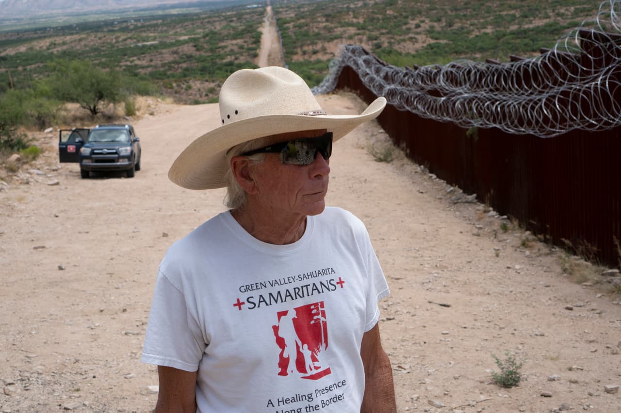 Paul Nixon, uno de los voluntarios de 
<a href="https://www.gvs-samaritans.org/" target="_blank">Los Samaritanos de Green Valley-Sahuarita</a>, en la valla fronteriza en Sasabe, Arizona.