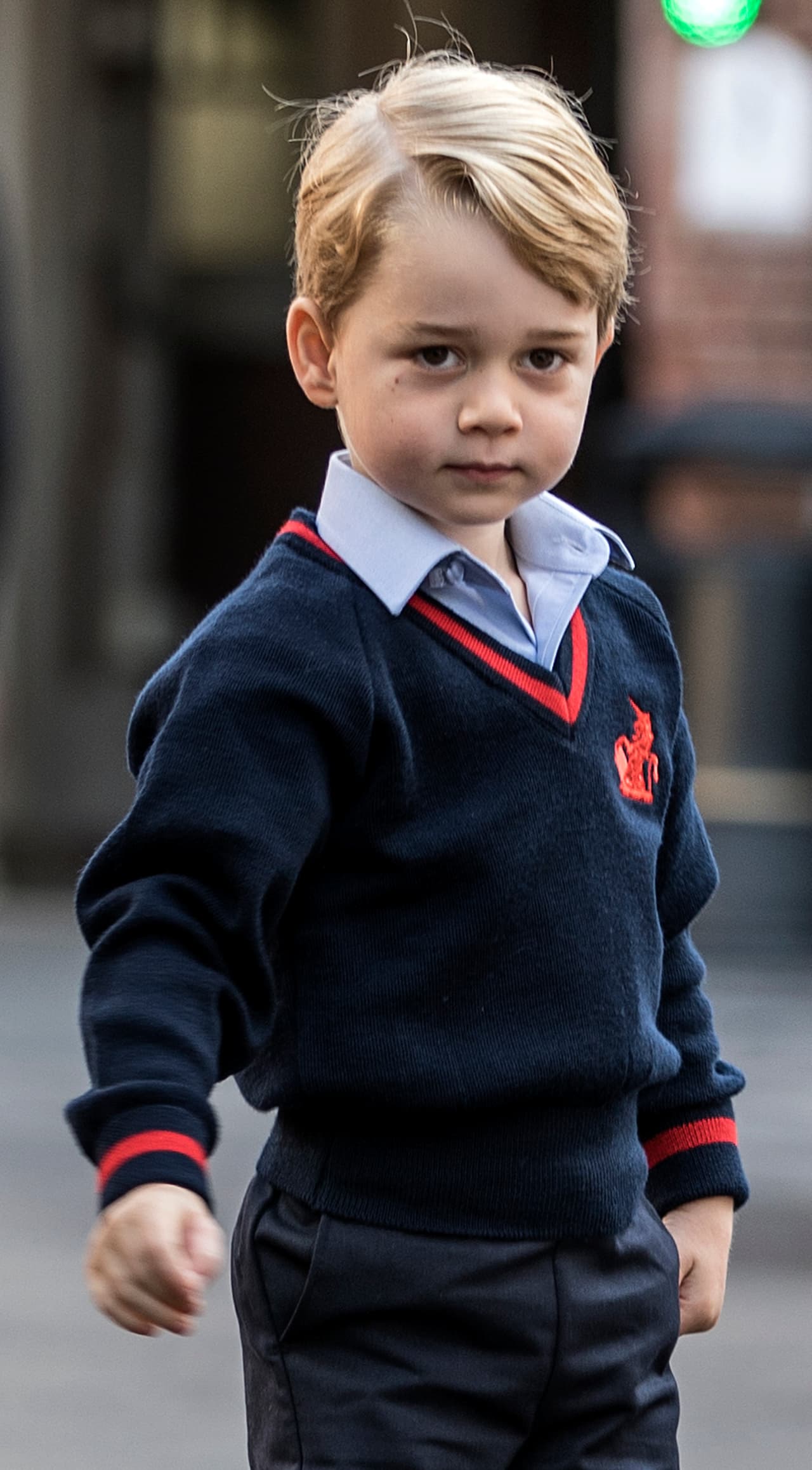 De acuerdo con la 
<a href="https://www.townandcountrymag.com/society/tradition/a12193427/prince-george-school-lunch/">revista on line Town & Country</a>, en Thomas's Battersea de Londres, escuela a la que asiste el pequeño príncipe, preparan menús balanceados y nutritivos para las diferentes horas del día.