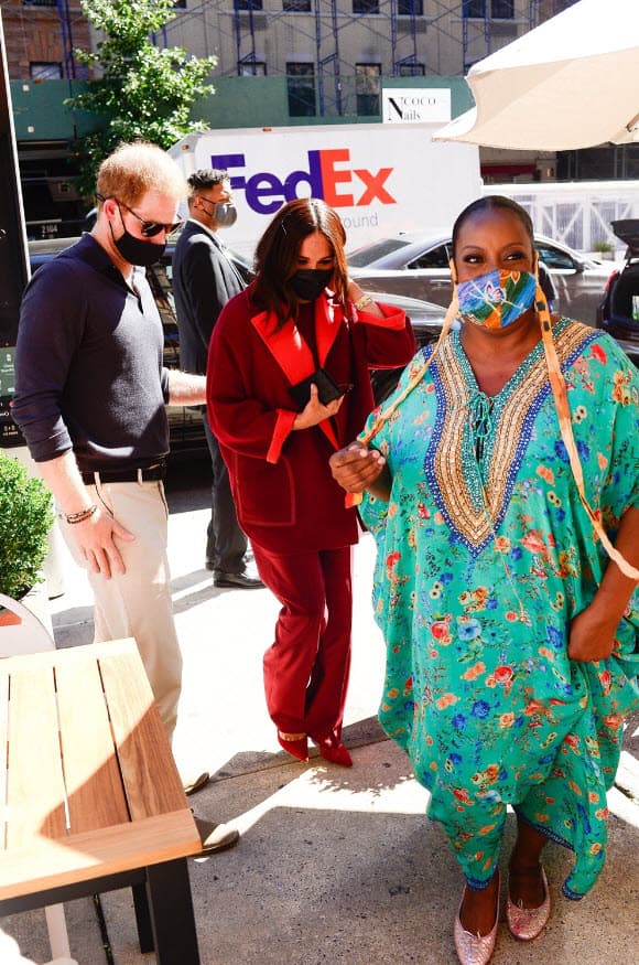 De acuerdo con los reportes de Page Six, Harry y Meghan charlaron varios minutos con la dueña del lugar sobre City Harvest, organización sin fines de lucro que rescata alimentos que se desperdiciarían de los restaurantes y los distribuye a los programas.
<br>