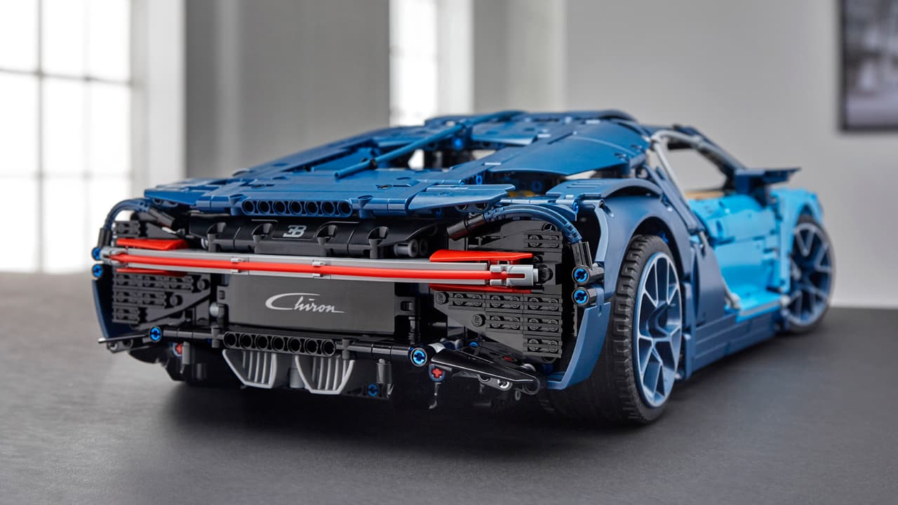 LEGO no quiso dejar pasar ningún detalle del Bugatti Chiron original. Las luces traseras son ejemplo de ello.