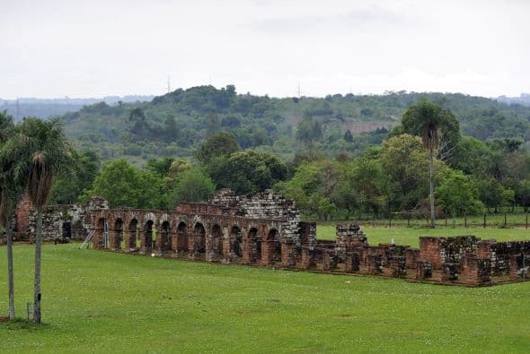 Las reducciones jesuíticas más visitadas son la Misión Jesuítica Guaraní Santísima Trinidad del Paraná, Jesús de Tavarangue, San Cosme y Damián.