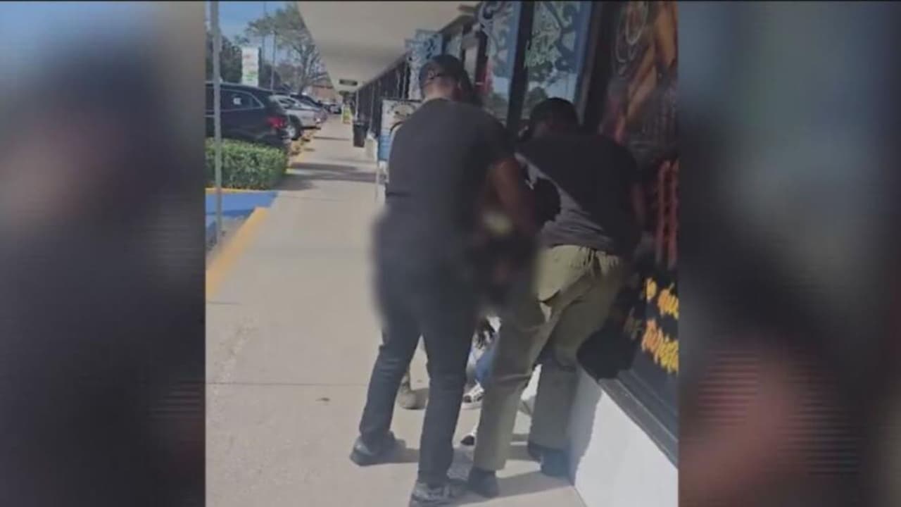 Inmigrante suplica por ayuda al ser arrestada por ICE afuera de oficina de USCIS en Florida