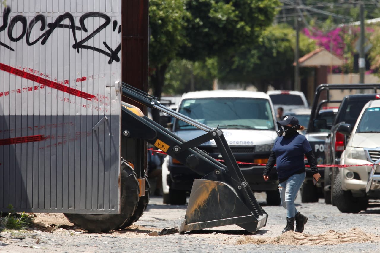 Unos vecinos en México se quejan del olor y las autoridades encuentran 75 bolsas con restos humanos