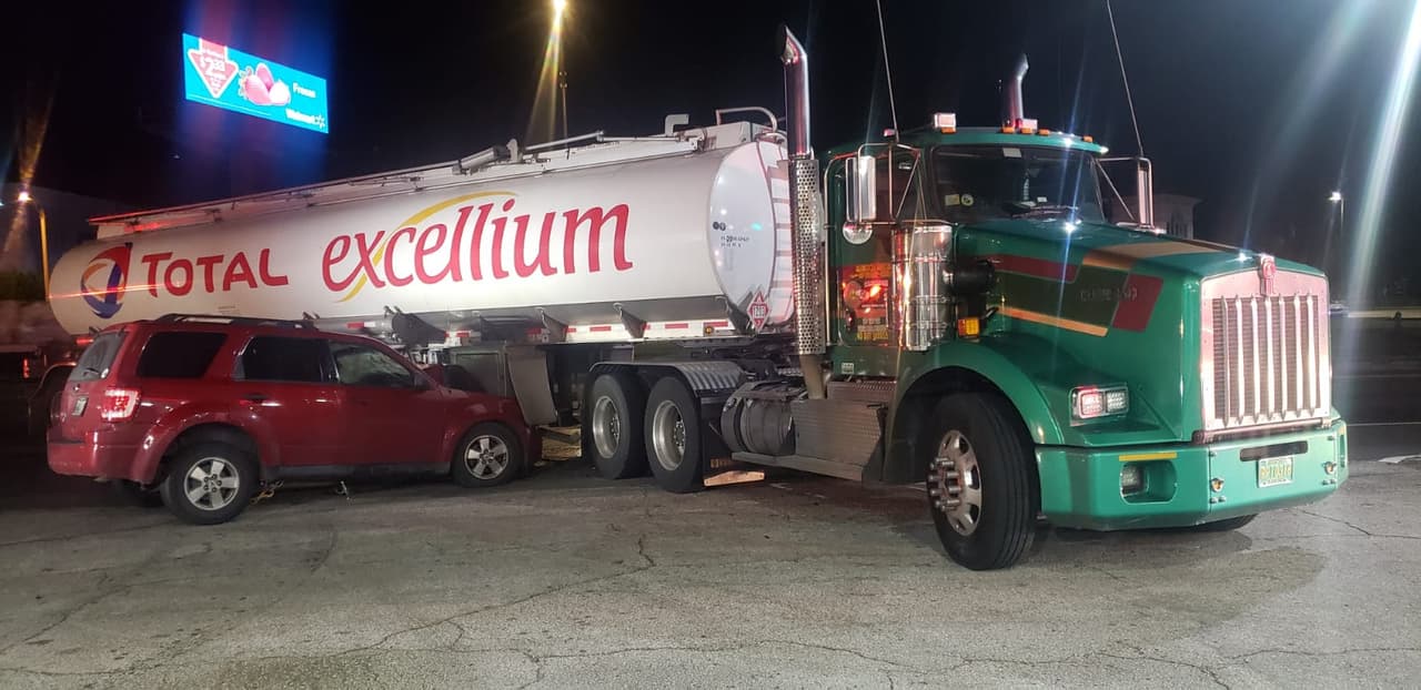 Accidente con camión provoca derrame de gasolina en Mayagüez