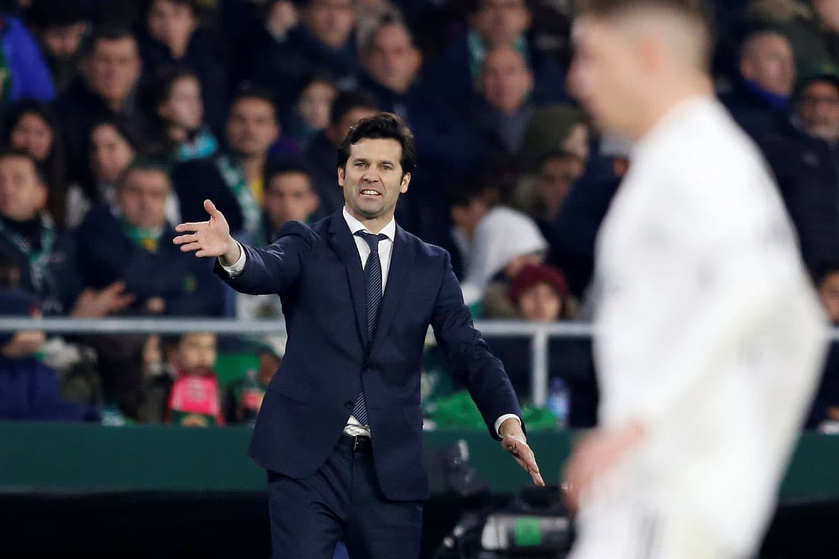 Con la presión por tener dos partidos sin ganar jugó el Real Madrid dirigido por el argentino Santiago Solari (centro).