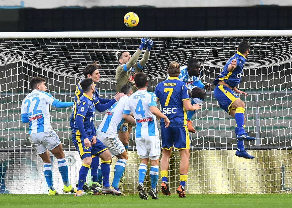 Napoli ve la derrota ante el Hellas Verona 3-1. Hirving Lozano anotó el gol más rápido en la historia del Napoli, pero no fue suficiente, pues los 'Gialloblu' dieron la vuelta con goles de Dimarco, Barak y Zaccagni, durante la J19 en la Serie A.