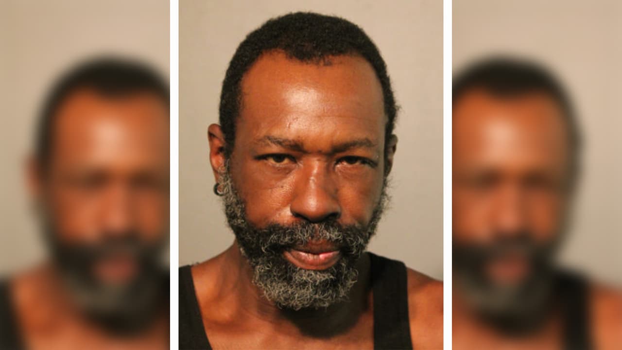 Presentan cargos a sujeto acusado de apuñalar a un hombre en la Línea Azul de CTA