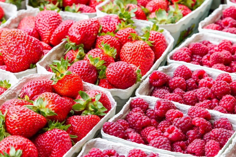 No deben faltar los dátiles, las fresas, las frambuesas, los arroces sazonados con azafrán o pimentón rojo, si eres vegetariano las ensaladas con remolacha, zanahorias, rábanos, manzanas rojas, y coles rojas.