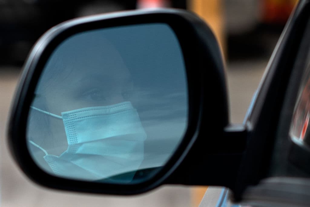 <b>Virginia</b>. El 20 de julio de 2020, el gobernador Ralph Northam firmó una ley que permite al Departamento de Vehículos de Motor de Virginia (DMV) dar "tarjetas de privilegio de conducir" a los extranjeros indocumentados. Los solicitantes pueden obtener un permiso de conducir sin presentar un número de seguridad social o un número de identificación fiscal. Otra ley permite a los inmigrantes -independientemente de su situación legal- obtener una "tarjeta de privilegio para conducir". Las leyes 
<a href="https://www.immigrationreform.com/2020/07/28/virginia-illegal-alien-driver-license-law-immigrationreform-com/" target="_blank">entraron en vigor el 1 de enero de 2021</a>.