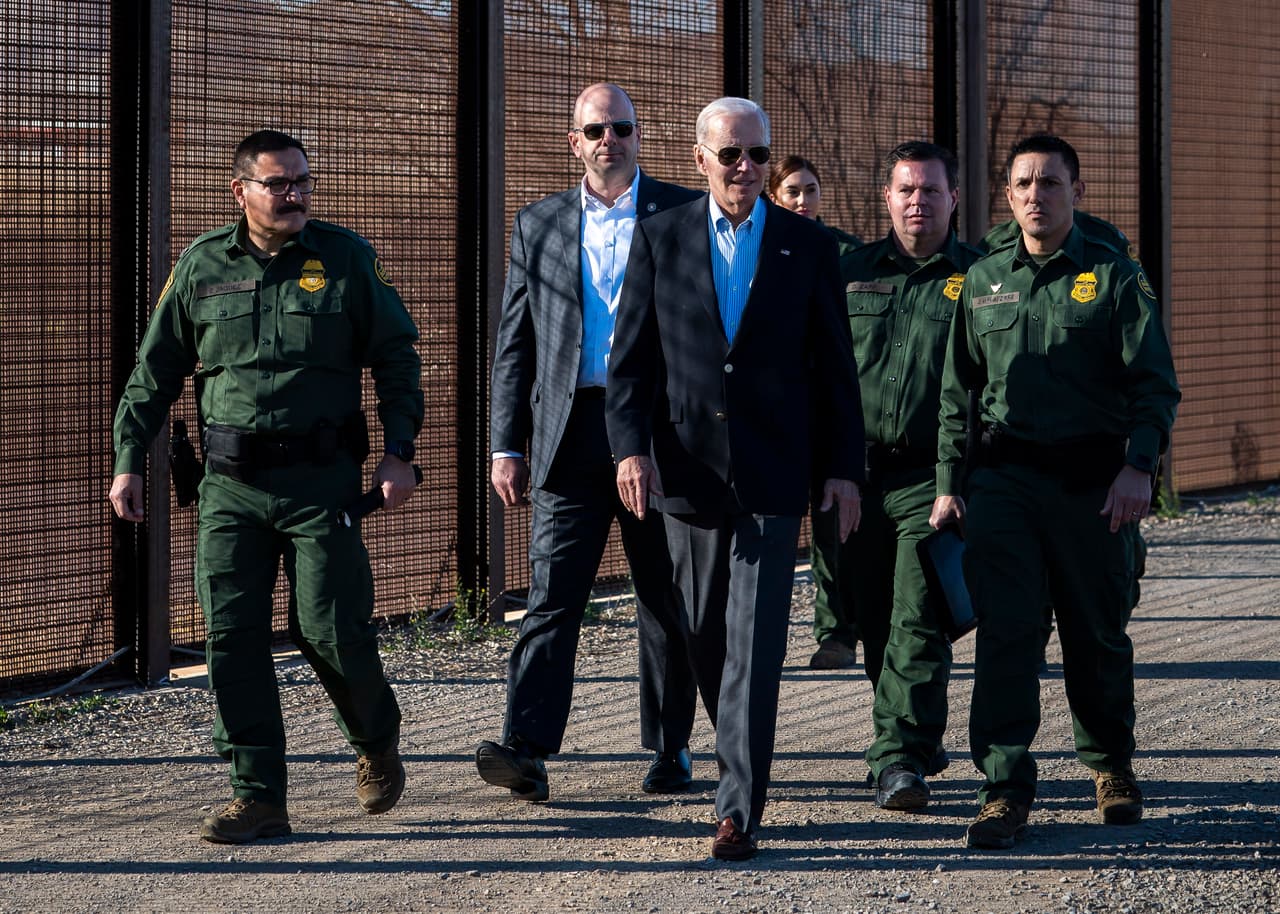Biden hizo una parada no programada cerca del muro fronterizo de 18 pies de altura a lo largo de la frontera con México. El presidente fue recibido por el gobernador Greg Abbott a su llegada al aeropuerto de El Paso, pero luego se reunió con agentes de la Patrulla Fronteriza, a este recorrido no fue invitado Abbott.