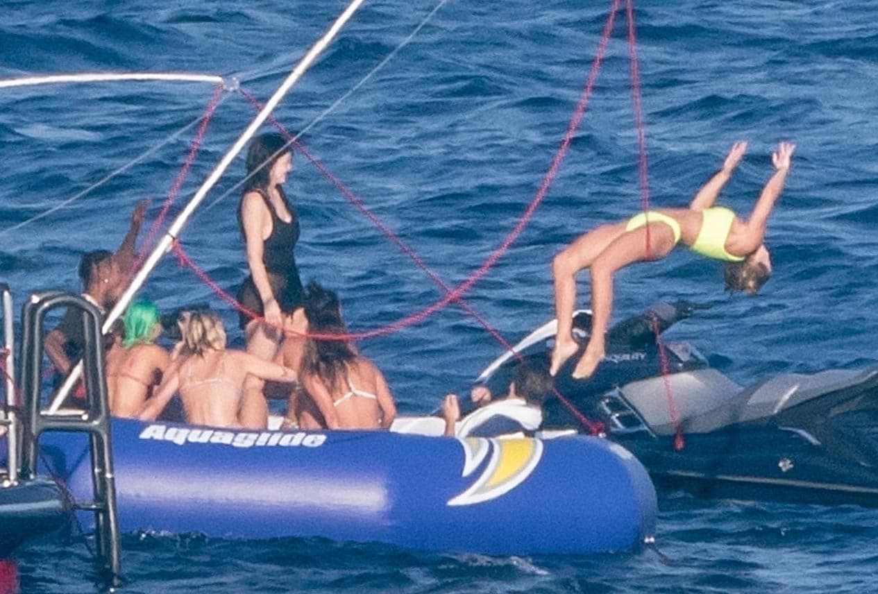 Richie (de traje de baño amarillo), comenzó su relación sentimental con Disick en 2017, dos años después de que él 
<b><a href="https://www.univision.com/entretenimiento/te-decimos-la-razon-por-la-que-kourtney-kardashian-nunca-volvera-con-scott-disick" target="_blank">se separó de Kourtney Kardashian</a></b>, media hermana de Kylie.