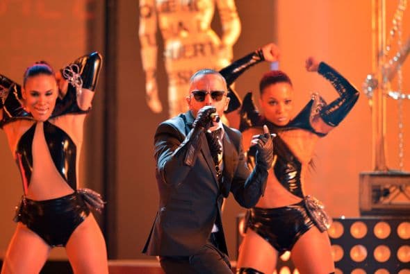 El reggeatonero nos puso a bailar con su tema 'Calentura'.