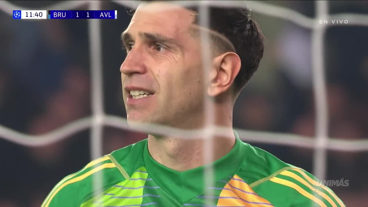 ¡Gol de Brujas! Dibu Martínez se come el disparo de Tzolis para el 1-1