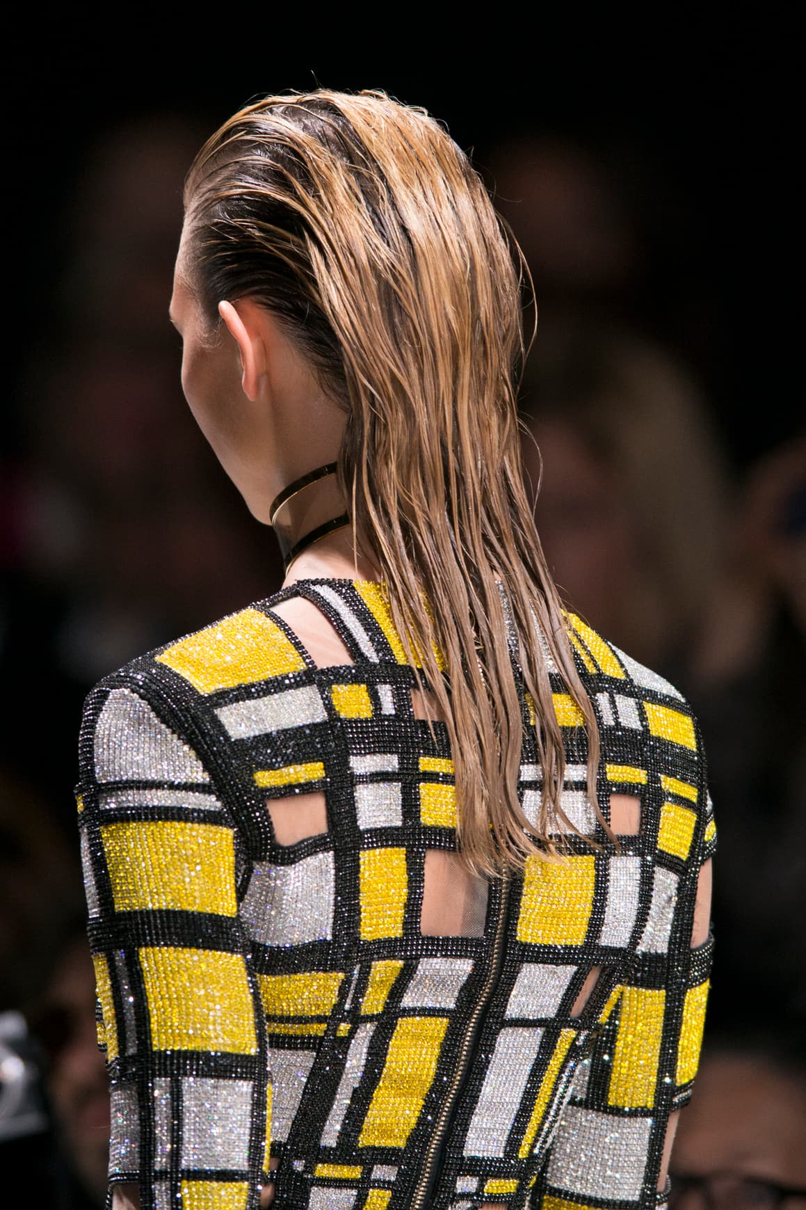 <h3>5. Pelo graso </h3>El cuero cabelludo segrega 
<a href="http://www.ukhairdressers.com/experts/expert-hair-advice/search/greasy-hair ">sebo</a> para protegerse de bacterias, sol y viento, pero en ocasiones lo hace en exceso lo que ocasiona que el pelo se vea apagado y sin vida. Esa sobreproducción, cuando no se trata de un problema dermatológico agudo, puede deberse a diversas razones.