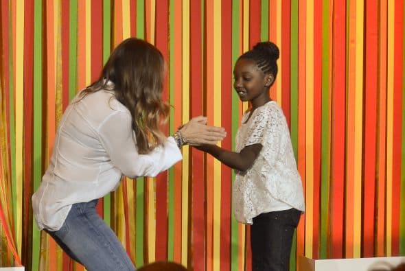 Otro grupo de niños cantó a la primera dama el clásico "Can't Take My Eyes Off You"; mientras que los alumnos de la escuela Savoy de la capital estadounidense, que tienen por mentora a la actriz Kerry Washington, optaron por un trabajado baile y una canción cuyo estribillo decía "Yes you can".