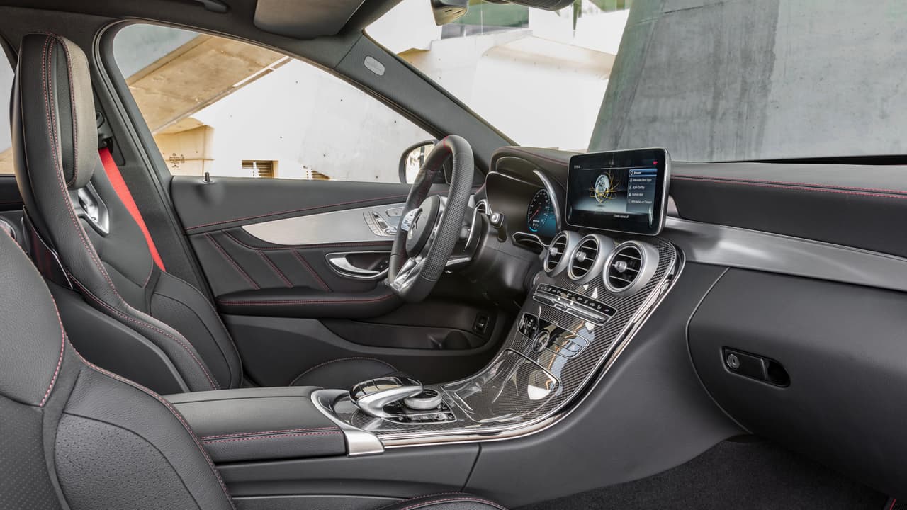 El interior del Mercedes-AMG C43 2019 también cuenta con una cantidad importante de mejoras, pero sin llegar a cambiar el caracter general del modelo que le ha dado tanto éxito a la actual generación de la línea Clase-C.