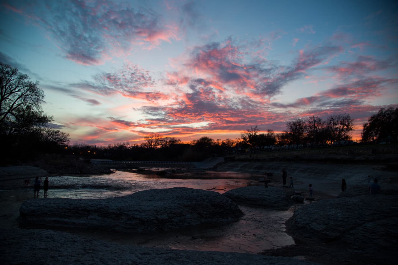 Atardecer en el parque Big Rocks, en Glen Rose, Texas. El parque tiene un grupo de rocas enormes en la ladera del río Paluxi.
