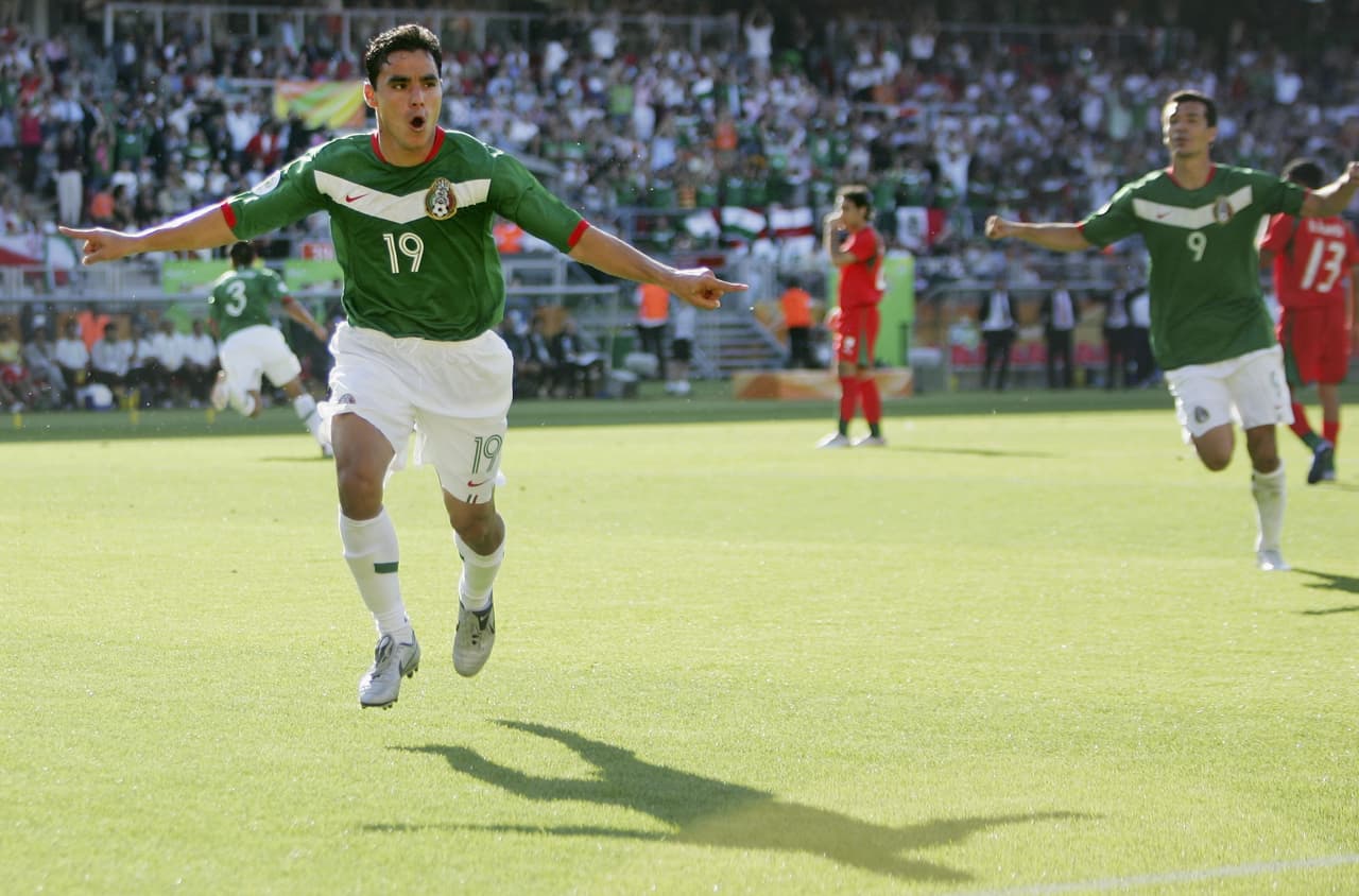 Además, puede presumir que marcó dos goles en el Mundial de Alemania de 2006 con México, todo un orgullo.