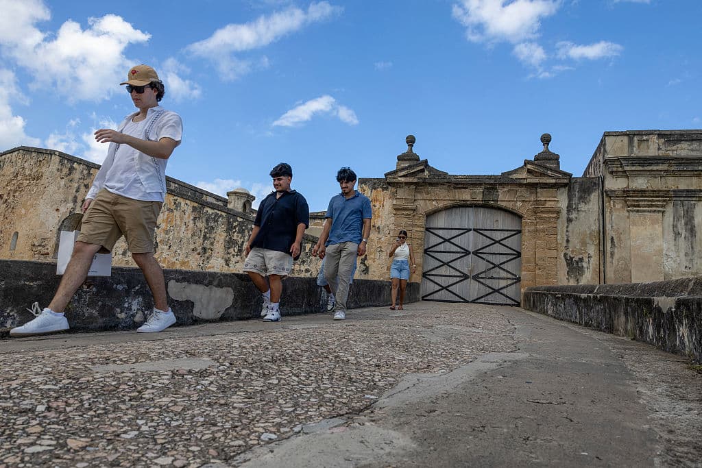 Gabriella Boffelli, directora ejecutiva de la Administración de Asuntos Federales de Puerto Rico (PRFAA), informó cuáles servicios siguen operando en la isla:
<ul>
<li style="margin: 0px 0px 0.5em 1em; padding: 0px; border: 0px; box-sizing: border-box; font-style: inherit; font-variant: inherit; font-weight: inherit; font-stretch: inherit; font-size: 1.0625rem; line-height: 1.6875rem; font-family: Roboto, sans-serif; font-optical-sizing: inherit; font-size-adjust: inherit; font-kerning: inherit; font-feature-settings: inherit; font-variation-settings: inherit; vertical-align: baseline; color: rgba(13, 13, 13, 0.9); -webkit-font-smoothing: antialiased; text-rendering: optimizespeed; text-size-adjust: 100%;">El Servicio Postal de los Estados Unidos (USPS).</li>
<li style="margin: 0px 0px 0.5em 1em; padding: 0px; border: 0px; box-sizing: border-box; font-style: inherit; font-variant: inherit; font-weight: inherit; font-stretch: inherit; font-size: 1.0625rem; line-height: 1.6875rem; font-family: Roboto, sans-serif; font-optical-sizing: inherit; font-size-adjust: inherit; font-kerning: inherit; font-feature-settings: inherit; font-variation-settings: inherit; vertical-align: baseline; color: rgba(13, 13, 13, 0.9); -webkit-font-smoothing: antialiased; text-rendering: optimizespeed; text-size-adjust: 100%;">El Negociado Federal de Investigaciones (FBI), la Oficina de Aduanas y Protección Fronteriza (CBP) y la Administración de Seguridad en el Transporte (TSA).</li>
<li style="margin: 0px 0px 0.5em 1em; padding: 0px; border: 0px; box-sizing: border-box; font-style: inherit; font-variant: inherit; font-weight: inherit; font-stretch: inherit; font-size: 1.0625rem; line-height: 1.6875rem; font-family: Roboto, sans-serif; font-optical-sizing: inherit; font-size-adjust: inherit; font-kerning: inherit; font-feature-settings: inherit; font-variation-settings: inherit; vertical-align: baseline; color: rgba(13, 13, 13, 0.9); -webkit-font-smoothing: antialiased; text-rendering: optimizespeed; text-size-adjust: 100%;">Programas esenciales como el Seguro Social, Medicare y el Programa de Asistencia Nutricional (PAN).</li>
<li style="margin: 0px 0px 0.5em 1em; padding: 0px; border: 0px; box-sizing: border-box; font-style: inherit; font-variant: inherit; font-weight: inherit; font-stretch: inherit; font-size: 1.0625rem; line-height: 1.6875rem; font-family: Roboto, sans-serif; font-optical-sizing: inherit; font-size-adjust: inherit; font-kerning: inherit; font-feature-settings: inherit; font-variation-settings: inherit; vertical-align: baseline; color: rgba(13, 13, 13, 0.9); -webkit-font-smoothing: antialiased; text-rendering: optimizespeed; text-size-adjust: 100%;">La Oficina Conjunta de Recuperación de FEMA. </li>
<li style="margin: 0px 0px 0.5em 1em; padding: 0px; border: 0px; box-sizing: border-box; font-style: inherit; font-variant: inherit; font-weight: inherit; font-stretch: inherit; font-size: 1.0625rem; line-height: 1.6875rem; font-family: Roboto, sans-serif; font-optical-sizing: inherit; font-size-adjust: inherit; font-kerning: inherit; font-feature-settings: inherit; font-variation-settings: inherit; vertical-align: baseline; color: rgba(13, 13, 13, 0.9); -webkit-font-smoothing: antialiased; text-rendering: optimizespeed; text-size-adjust: 100%;">La Oficina de FEMA para el Caribe, de manera limitada.</li>
</ul>