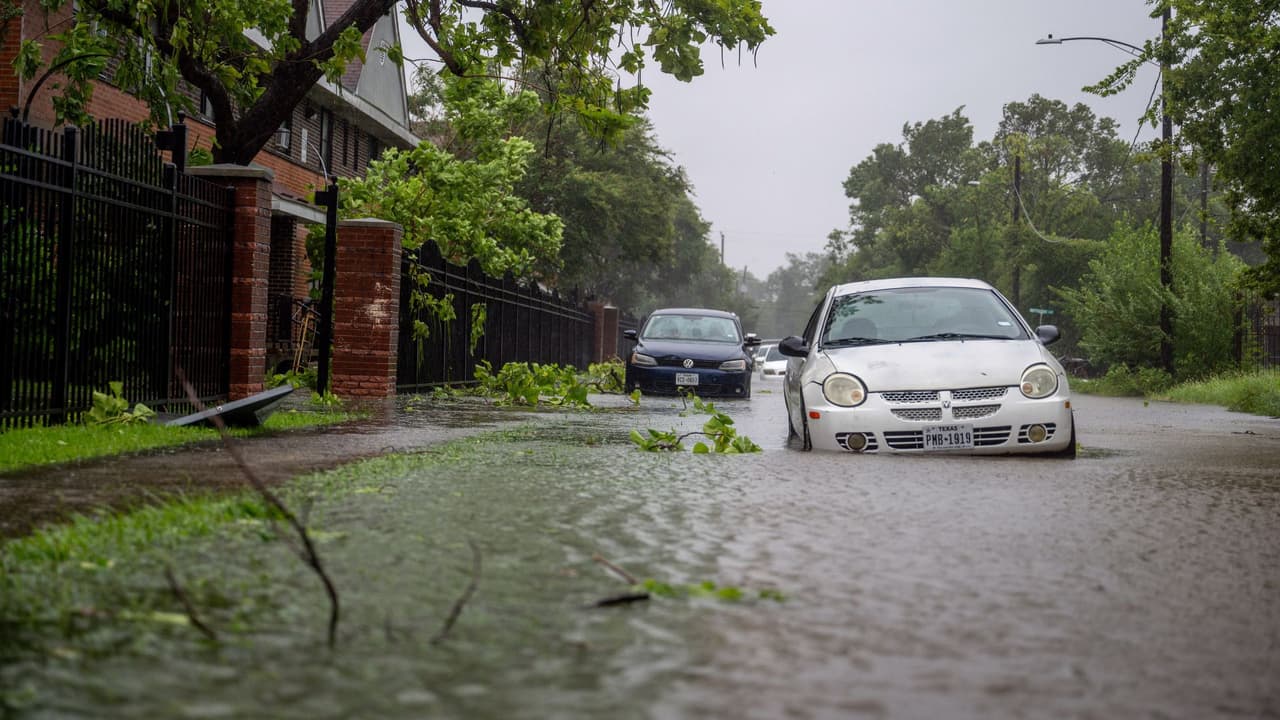 Anuncian exenciones fiscales para los residentes del condado Fort Bend afectados por el huracán Beryl