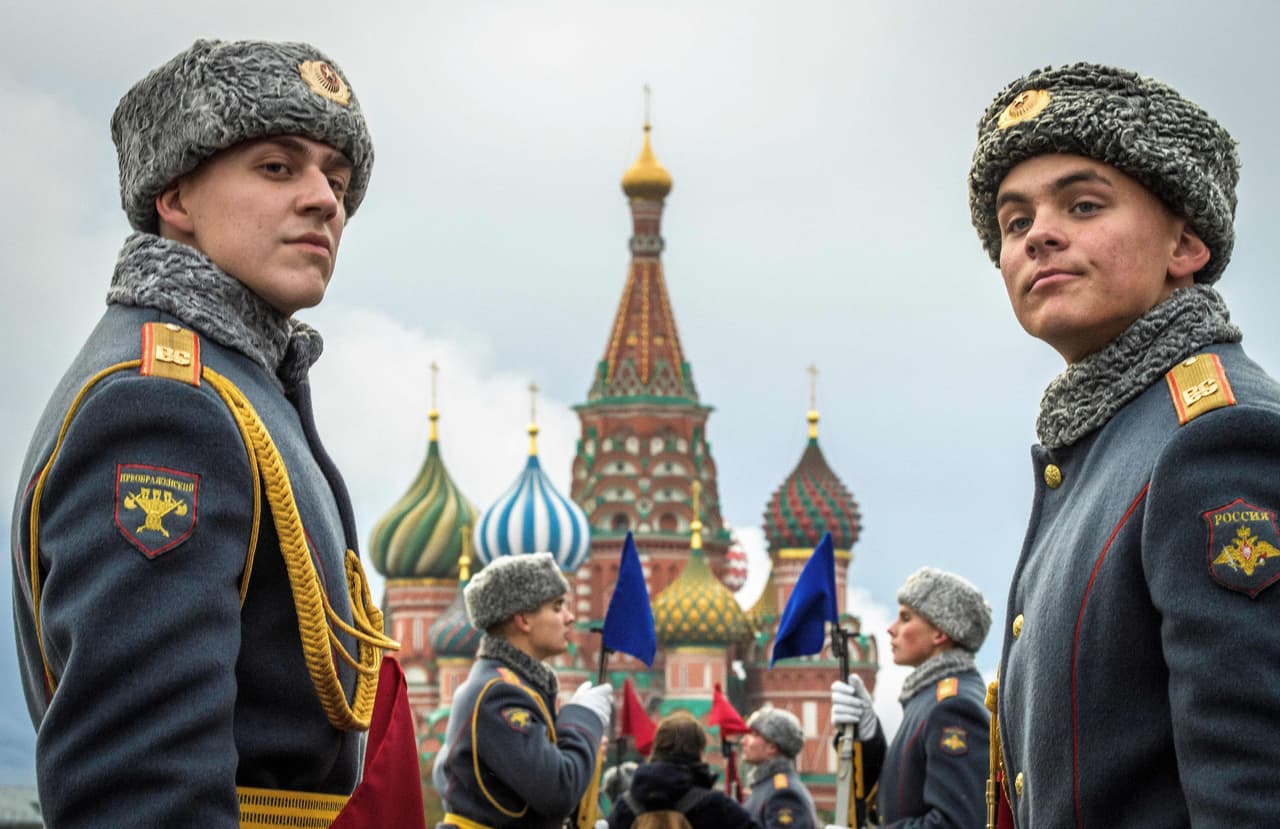 <b>Puesto 2. Rusia</b>
<br>
<br>
<b>Índice de Poder: 0.0501 puntos.</b>
<br>
<br>Población: 142 millones de habitantes.
<br>
<br>Personal militar: 1,350,000 hombres. 850,000 activos y 250,000 reservistas.
<br>
<br>Fuerza aérea: 4,173 aeronaves. 772 aviones caza y 1,543 helicópteros.
<br>
<br>Fuerzas Terrestres: 12,420 tanques, 30,122 vehículos armados y 3,391 lanzacohetes.
<br>
<br>Fuerzas navales: 605 naves. 1 portaaviones, 15 destructores y 70 submarinos.
<br>
<br>Presupuesto anual de defensa: 154,000 millones de dólares.
<br>