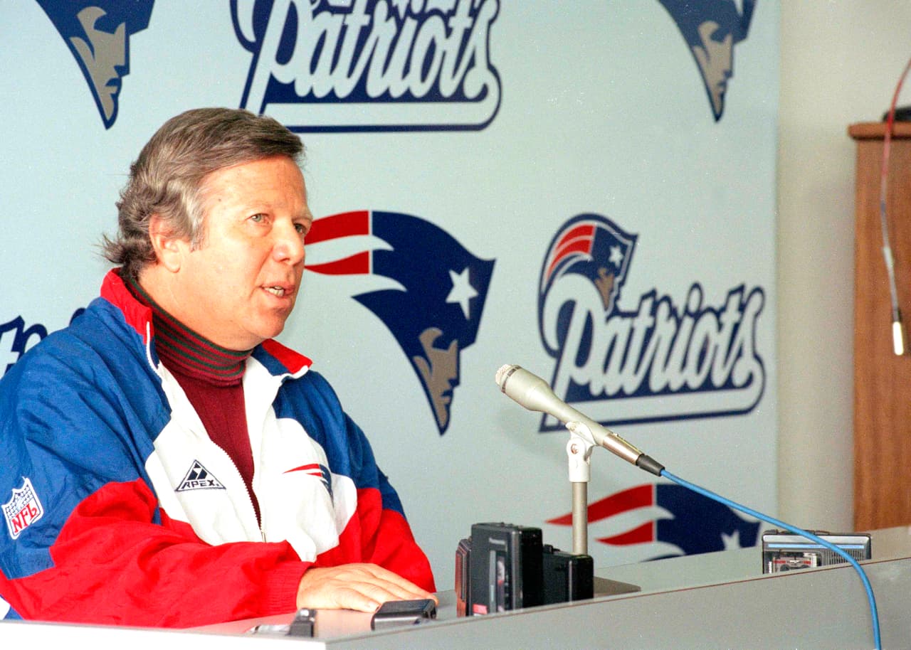 <b>Comenzaron las intervenciones de Kraft</b>
<br>- Inició una campaña de marketing que prometía traer un campeonato a Nueva Inglaterra. 
<br>- El nuevo propietario viajaba en un carrito de golf antes de los juegos en casa, fanáticos de las fiestas de portón trasero. 
<br>- Antes de que comenzara la temporada, había vendido 40,000 boletos de temporada, un récord de franquicia. 
<br>- Desde entonces, ha vendido todos los juegos en casa y tiene una lista de espera de 50,000 personas que buscan boletos para la temporada futura.