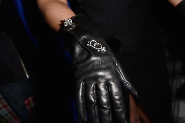 Eso sí, agregó el detalle de los guantes de piel.
