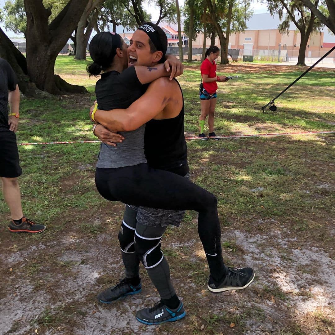 Francisca y el cofundador de la empresa de suplementos alimenticios Yes You Can! mostraron su fortaleza y terminaron con éxito la competencia que consistía en sobrepasar más de 3 millas de obstáculos en lodo, alambre de púas, muros, sogas y fuego.