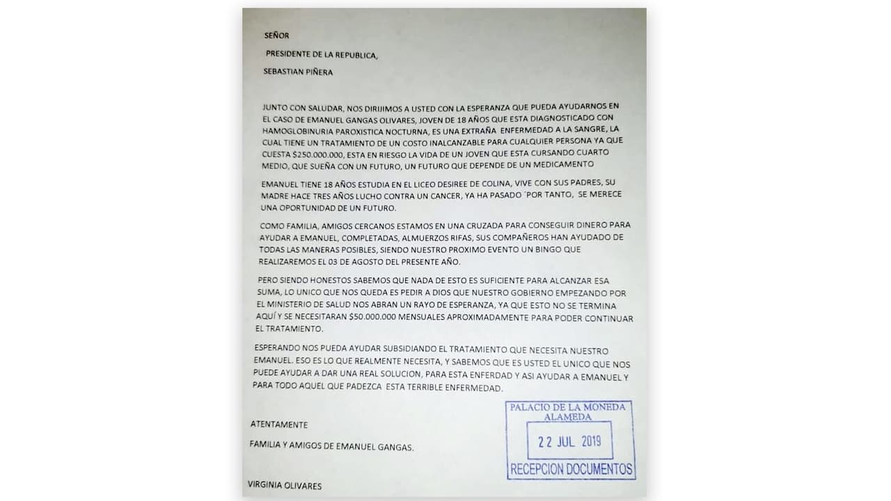 Virginia Olivares, madre de Emanuel Gangas, escribió al presidente chileno Sebastián Piñera para pedirle que el gobierno le ayudara a su hijo con el costoso tratamiento que requiere para seguir con vida. Hasta ahora, no ha habido una respuesta oficial.