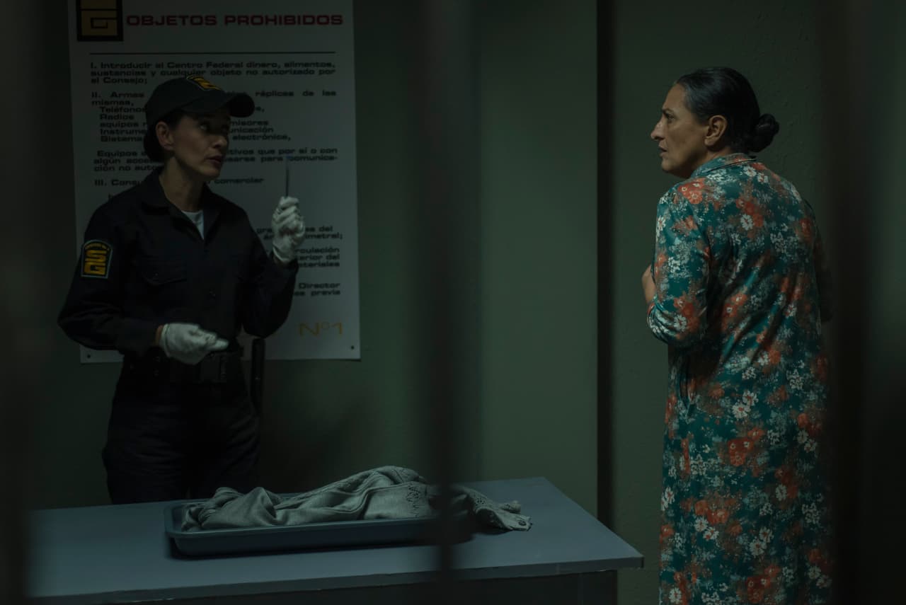 En la primera temporada la vimos visitar a ‘
<b><a href="http://www.univision.com/series/el-chapo/marco-de-la-o-es-joaquin-el-chapo-guzman-en-el-chapo" target="_blank">El Chapo</a></b>’ en el penal de Almoloya, soportando exhaustivas revisiones y los malos tratos de los custodios. '
<b><a href="http://www.univision.com/series/el-chapo/cristina-michaus-es-dona-esperanza-en-el-chapo" target="_blank">Doña Esperanza</a></b>' es uno de los puntos débiles de Joaquín Guzmán