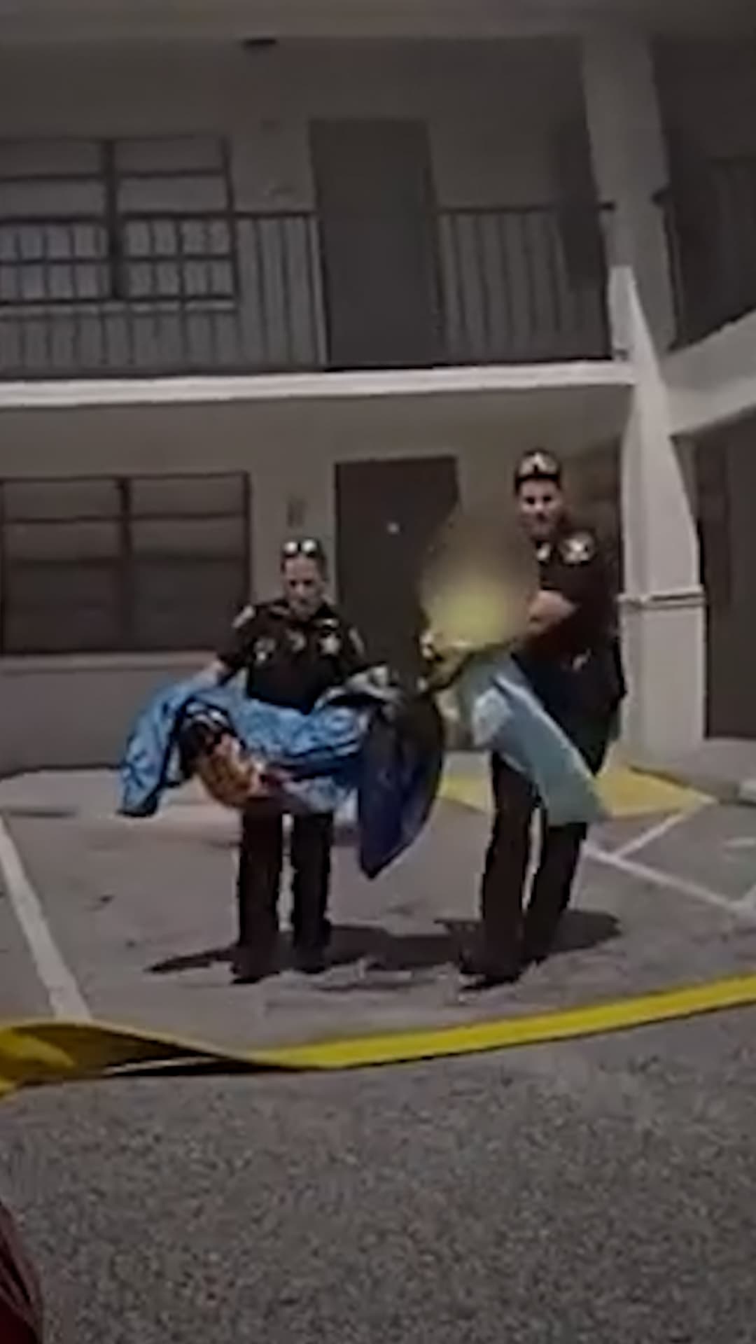 Policías ayudan a evacuar a un hombre en cama durante incendio