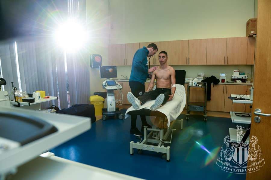 Reconocimiento médico : 100% aprobado. (Foto cortesía de Newcastle United)