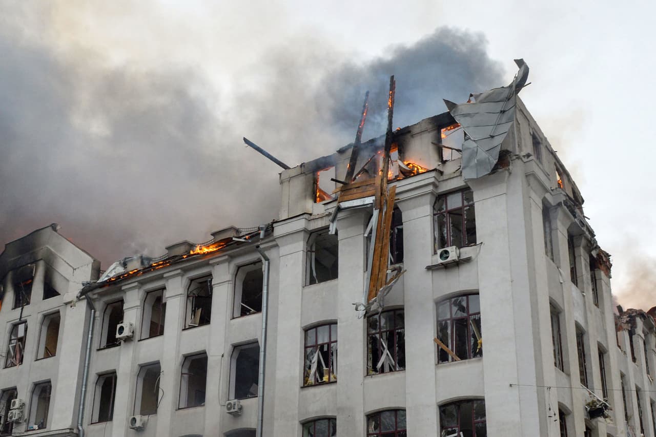 Un edificio de la Universidad Nacional Karazin Járkov, alcanzado por un bombardeo ruso el 2 de marzo. Rusia afirmó el jueves que sus tropas habían tomado la ciudad portuaria ucraniana de Jersón, pero Ucrania no lo ha confirmado.
<br>
