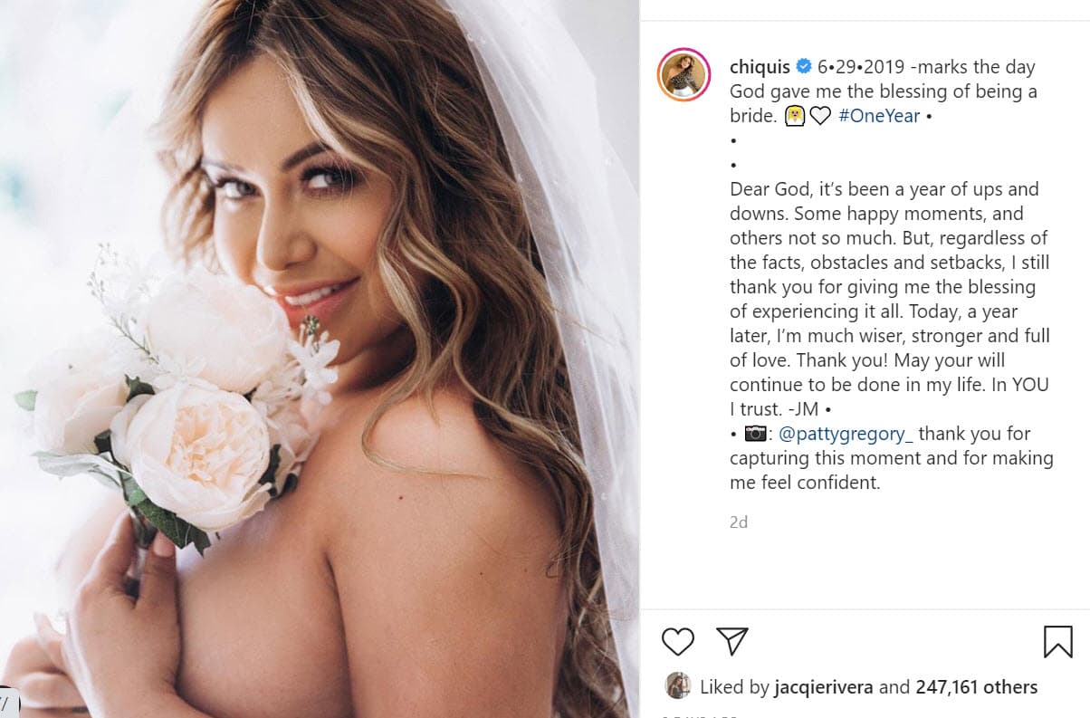 Se trata de 
<b><a href="https://www.instagram.com/p/CCBX7DFHVfY/" target="_blank">esta imagen</a></b> que publicó para conmemorar su primer aniversario de bodas con Lorenzo Méndez, con quien actualmente vive
<b> <a href="https://www.univision.com/famosos/fui-muy-buena-esposa-chiquis-senala-a-lorenzo-como-el-culpable-de-la-crisis-que-los-tiene-separados-a-1-ano-de-su-boda" target="_blank">una crisis matrimonial</a> </b>que los tiene separados.
<br>