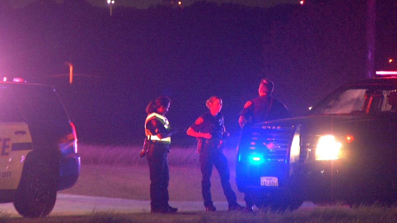 Cinco policías le disparan a un adolescente tras una persecusión en San Antonio