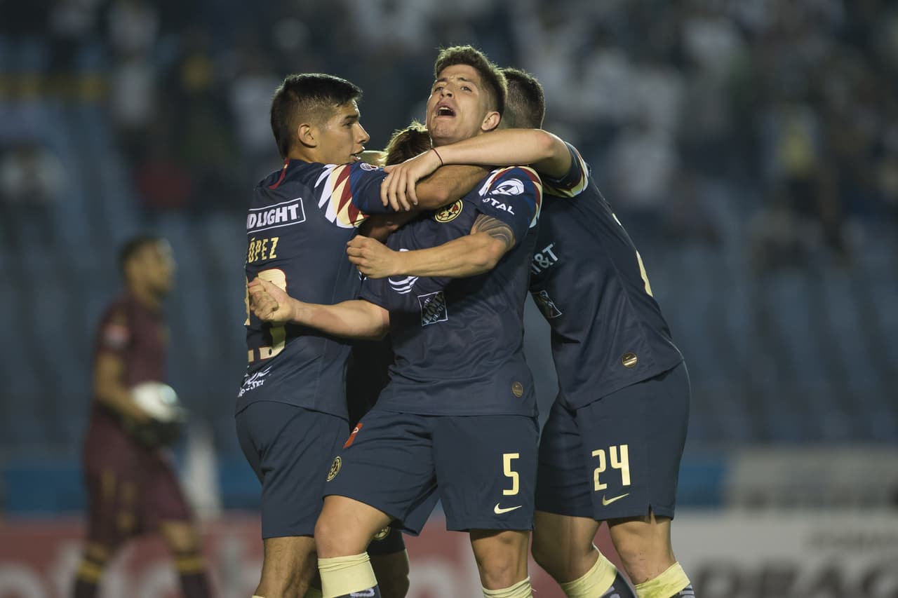 Luego de una atajada de José Calderón, Sebastián Córdova remata a puerta y empata el partido.