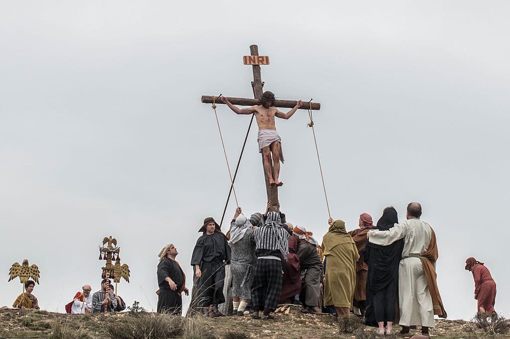 Finalmente, durante la noche del Viernes Santo, se conmemora la muerte de Cristo con himnos solemnes, oraciones de acción de gracias, así como un mensaje centrado en el sufrimiento de Jesús por los pecados de la humanidad.